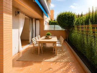Appartement dans Montgat. �espectacular bajo esquinero en montgat con terraza privada y pi
