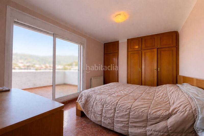 Foto b94806f6-5b8d-4f74-9a31-066855008e69. Àtic amb xemeneia calefacció a Riu Nord Santa Coloma de Gramenet