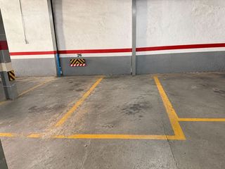 Autoparkplatz  Carrer de milà i fontanals. Plaza de parking en can mariner