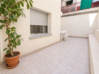Planta baja  Carrer de roma. Piso reformado con terraza en iglesia major � barrio latino