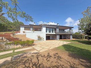 Xalet a Hongria 12. Villa exclusiva con vistas al castillo