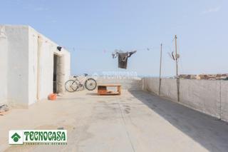Casa aparellada a Adra. Casa en venta en adra