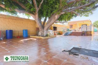 Casa aparellada a Adra. Casa en venta en adra