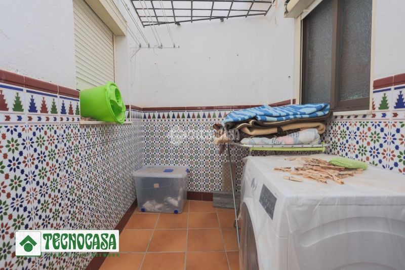 Foto 550a3f1f-4617-490d-9b1d-bd5eed1cbd35. Casa aparellada a Adra