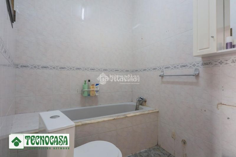 Foto c1c4d469-1837-4ac4-ba98-476c61da06b0. Casa aparellada a Adra