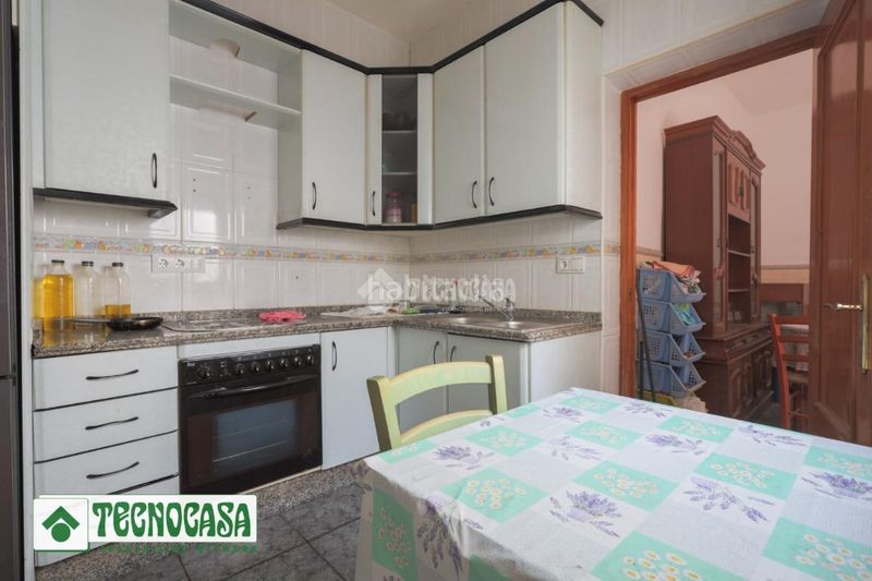 Foto f2898f23-e9c7-4b65-8d99-579a6d2cc15f. Casa aparellada a Adra