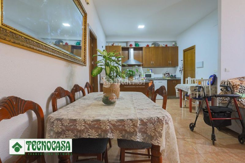 Foto f466b4bf-2500-4ff6-b34d-6e4f73b2770a. Casa aparellada a Adra