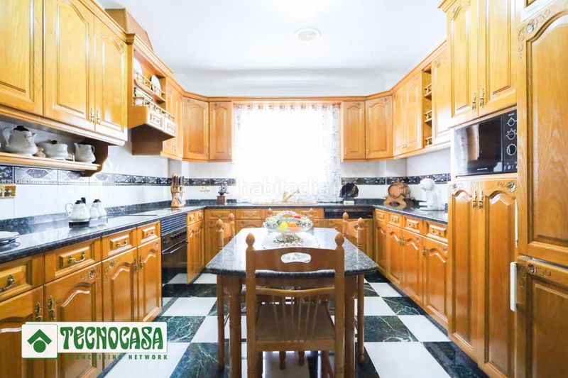 Foto 612be943-6455-492a-88d2-cb2def444b67. Casa aparellada amb aparcament a Adra