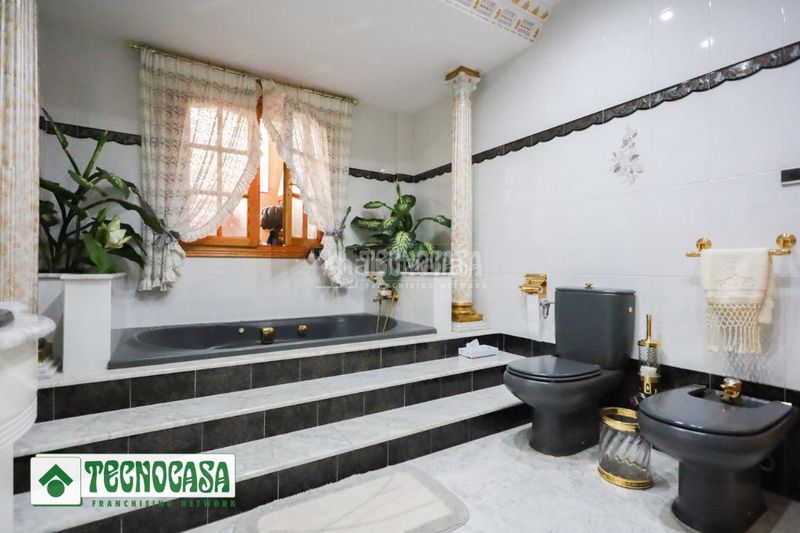 Foto e5d1c76a-f976-40f4-9892-a26e8a3bd29f. Casa aparellada amb aparcament a Adra