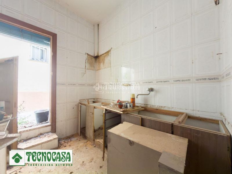 Foto 84f0a0f6-ae5a-4ff1-bab6-bc4008c18126. Casa aparellada a Adra