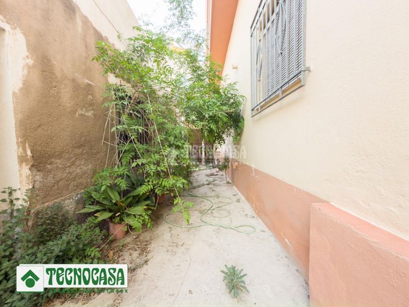 Foto a2c05e33-ff38-46a4-9ad5-f16fe6dc28cc. Casa aparellada a Adra