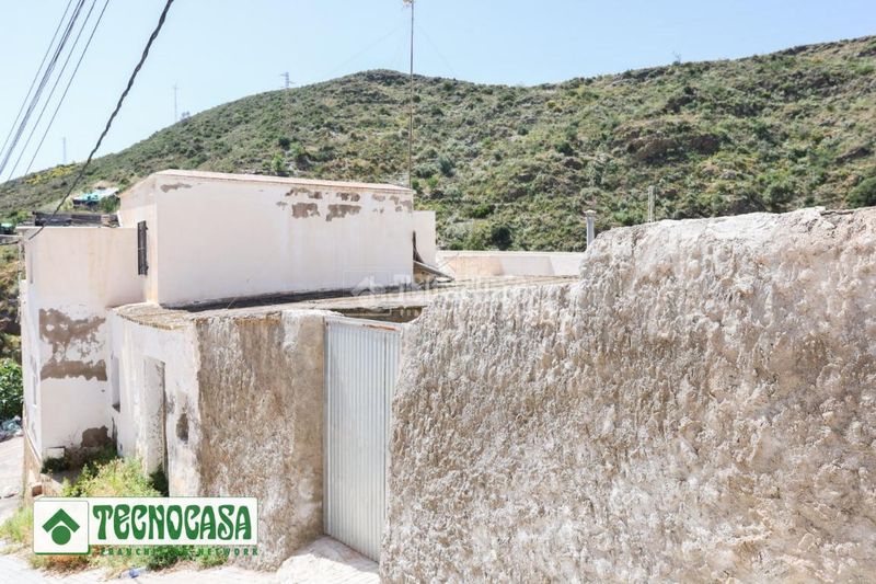 Foto 41c1428f-a55a-49a4-b037-e8e98df8f7b5. Casa aparellada a Adra