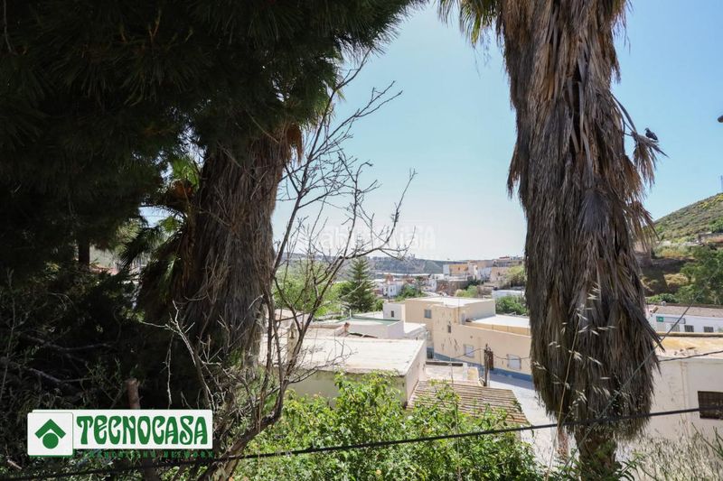 Foto ad944105-907b-454b-9c6e-e60db8fb42dd. Casa aparellada a Adra