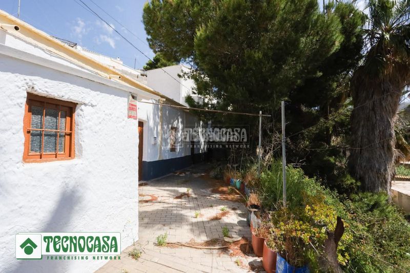 Foto c37dc4e9-bd13-4451-8937-46f1e2d4334c. Casa aparellada a Adra