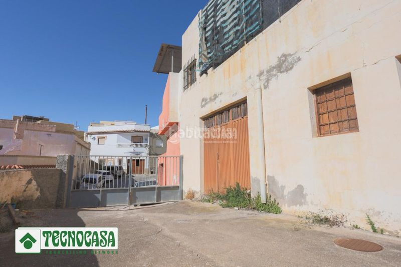 Foto a50b3716-bd7d-4c87-94b2-c405298455a9. Casa aparellada a Adra