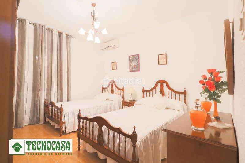 Foto b9a9eac5-a5e8-4aaf-a4f7-875e7d97c1fc. Casa aparellada a Adra