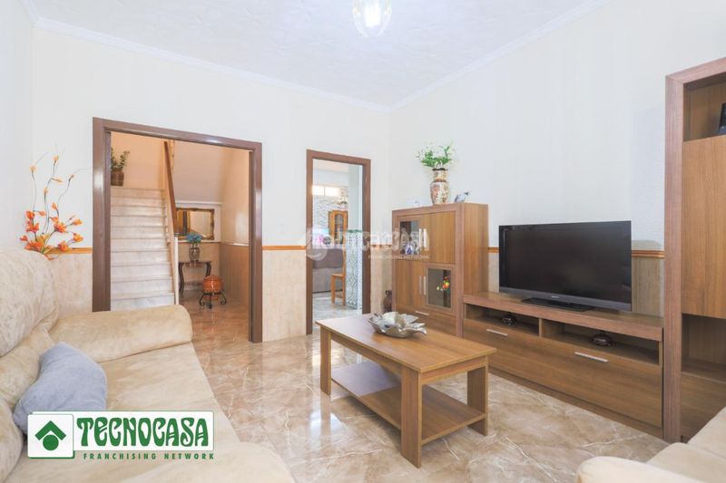 Foto c7309d7b-8e02-44da-aa61-b1f3c8c144d6. Casa aparellada a Adra