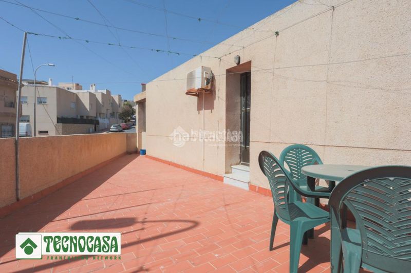 Foto f66f1467-020d-412d-88f6-e73394ffafa8. Casa aparellada a Adra