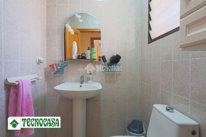 Foto fe21e366-816e-43b9-8026-458c3e8578d4. Casa aparellada a Adra