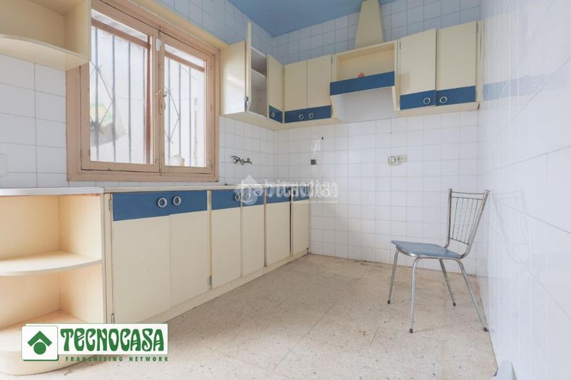 Foto b91f56f4-d391-4882-b73e-6ce62b9f6698. Casa aparellada a Adra