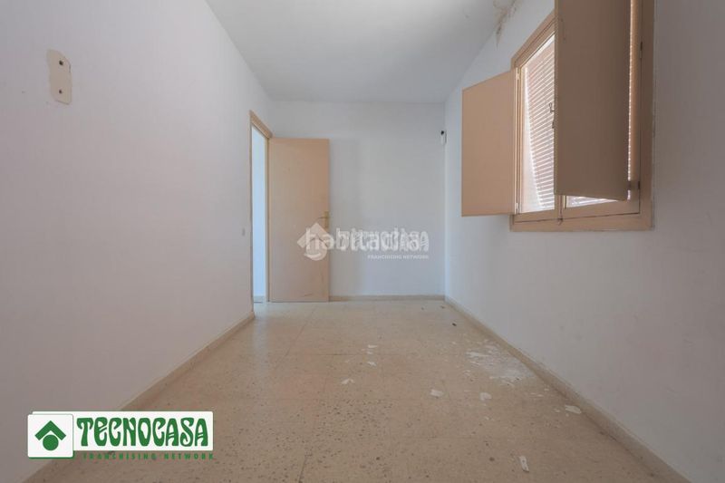 Foto f69ff17f-6c47-47ef-8c2c-de3f8a66c8a0. Casa aparellada a Adra