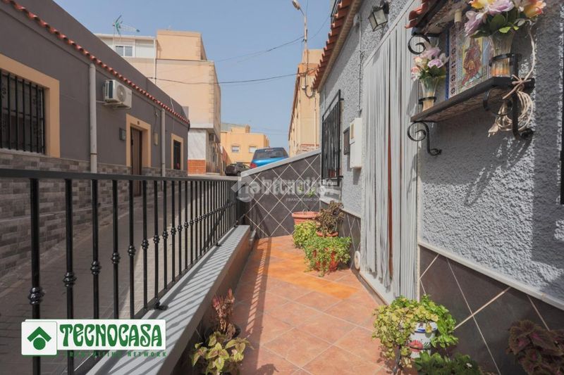 Foto c640ee6a-59fb-4cc1-8d3c-4cce3cc811c2. Casa a Adra