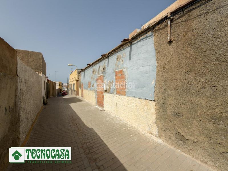 Foto 514a0051-6d42-42e3-b328-8f10cd090a9c. Casa aparellada a Adra