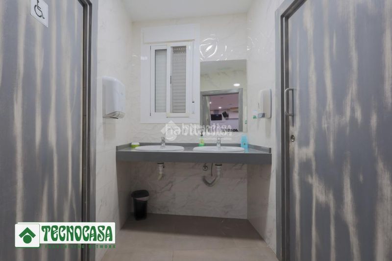 Foto 2a25e7af-6c4e-4c19-a484-644b8d08ee6d. Local comercial traspaso en venta en Adra