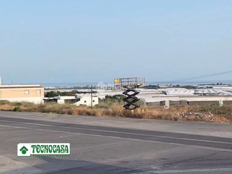 Foto 1f8a576d-bf2a-4016-8aff-e8b167b6866e. Casa aparellada a Adra