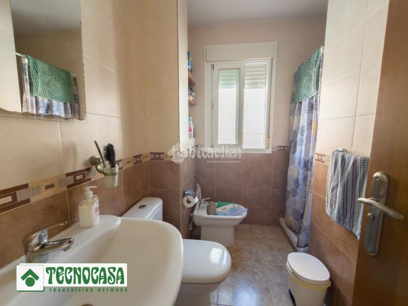 Foto 715135b3-b817-4823-824d-10d95d952672. Casa aparellada a Adra