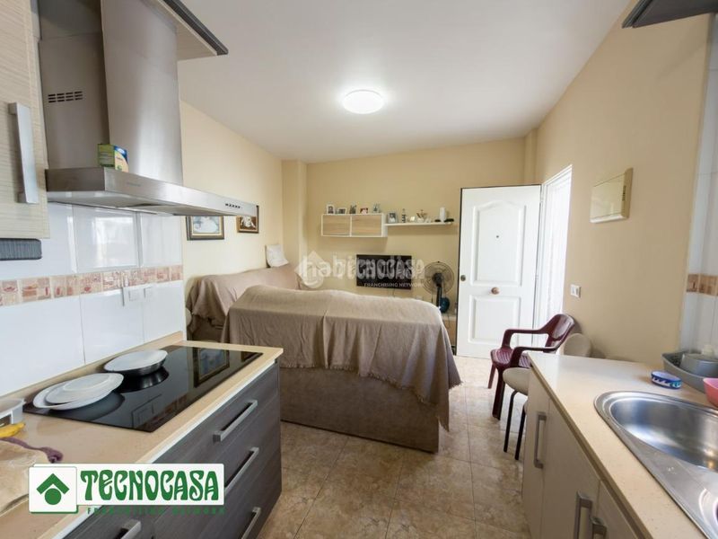 Foto d87f685f-027a-459c-ac98-f109111b36a1. Casa aparellada a Adra