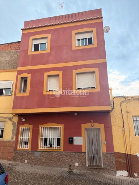 Foto dc66230b-9040-4a13-8018-d8a12168b9e1. Casa aparellada a Adra