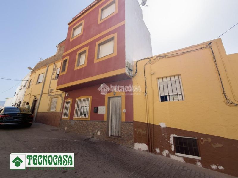 Foto dcacb685-4c37-4ed9-a788-d799038c91c1. Casa aparellada a Adra