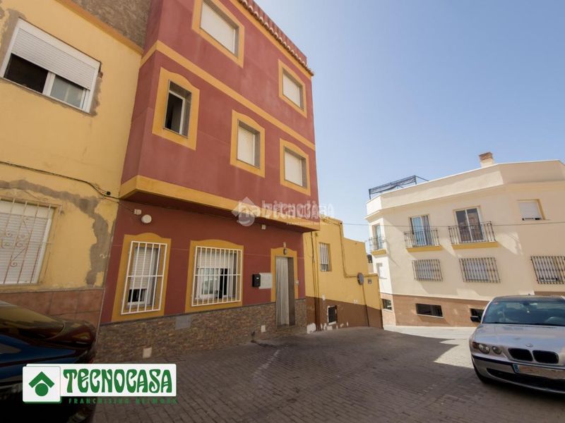 Foto eaf40c47-87c1-4b0a-a7a5-74f8bb6db4d3. Casa aparellada a Adra