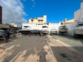 Terreny residencial  Carrer poblat típic. Parcela de terreno edificable en empuriabrava