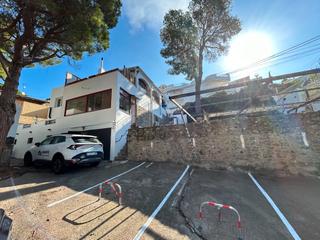 Casa  Carrer de diego velázquez. Casa situada a 50m de la playa de canyelles