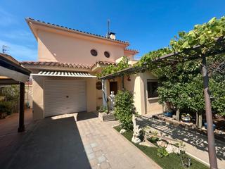 Casa  Carrer de pere iii. Bonita casa independiente en una excelente zona de roses