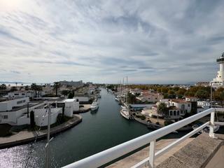 Duplex  Carrer cavall de mar. Magnífico dúplex reformado y vistas al canal en empuriabrava