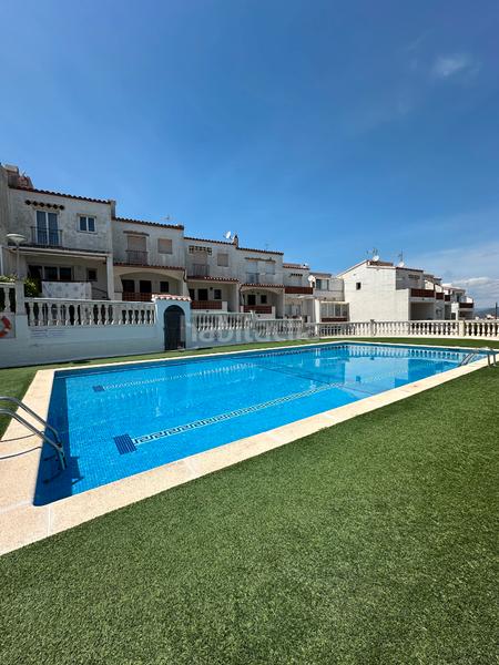 Foto f2f21b83-0349-4066-93fc-25e2caf7304a. Casa a schiera con parcheggio piscina in Puig Rom-Canyelles-Almadrava Roses