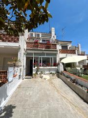 Reihenhaus  Carrer de la pujada del puig rom. Acogedora casa con terraza y garaje y piscina comunitaria en el