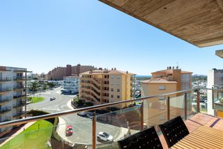 Apartament  Avinguda de santa margarida. Bonito apartamento con terraza, piscina comunitaria, parking y t