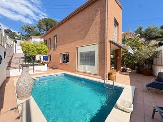 Chalet  Carrer mir�n. Bonita casa con piscina en el coraz�n de roses
