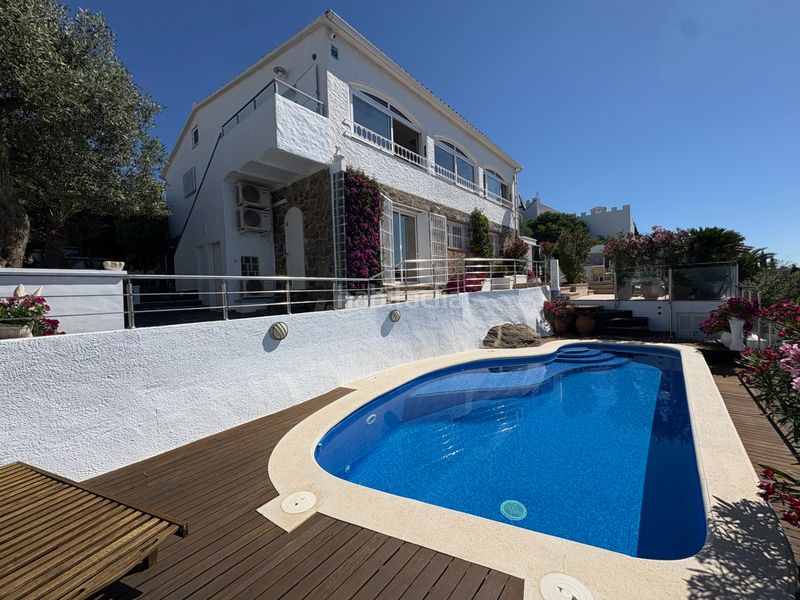 Foto 56707e66-a6e9-4943-9ee7-9053d6f4751f. Casa amb xemeneia calefacció aparcament piscina a Roses