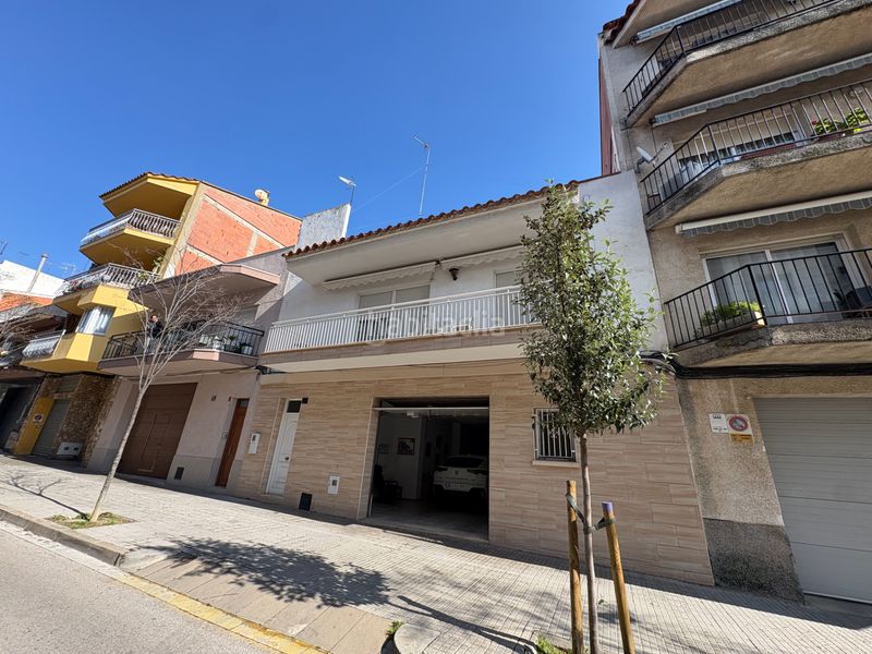 Foto e2fe00c4-bd8e-4b26-ab31-a6a355f9c4be. Casa adossada amb calefacció aparcament a Centre Roses