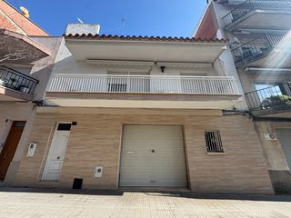 Reihenhaus  Carrer del doctor hermenegild arruga. Amplia casa con garaje en el centro de roses