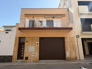 Casa  Carrer de cristòfor colom. Amplia casa con garaje en el centro de roses