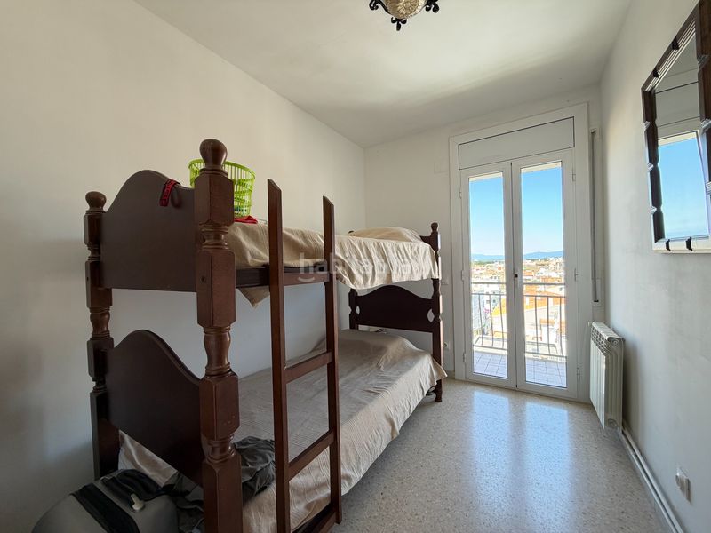 Foto 3bad1aa0-73c4-4196-8104-cb34bf8f79fc. Apartament amb xemeneia calefacció aparcament a Centre Roses