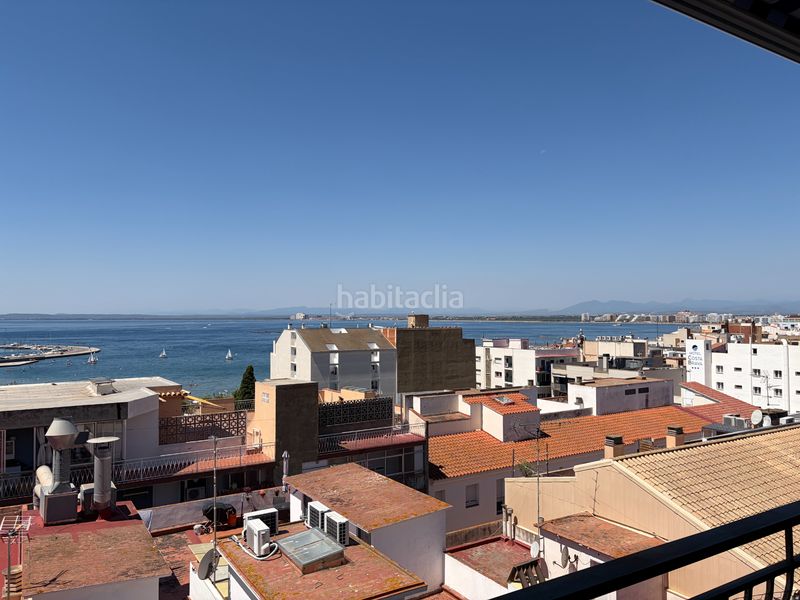 Foto cca5eca2-6576-4ccc-a696-f4f51cacc242. Apartament amb xemeneia calefacció aparcament a Centre Roses