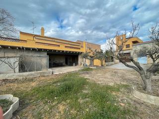 Casa  Carrer nou. Casa grande con terreno edificable en garriguella