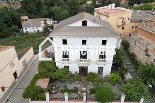 Xalet a Torrelavit. Casa catalogada i construïda a finals del s.xix a torrelavit
